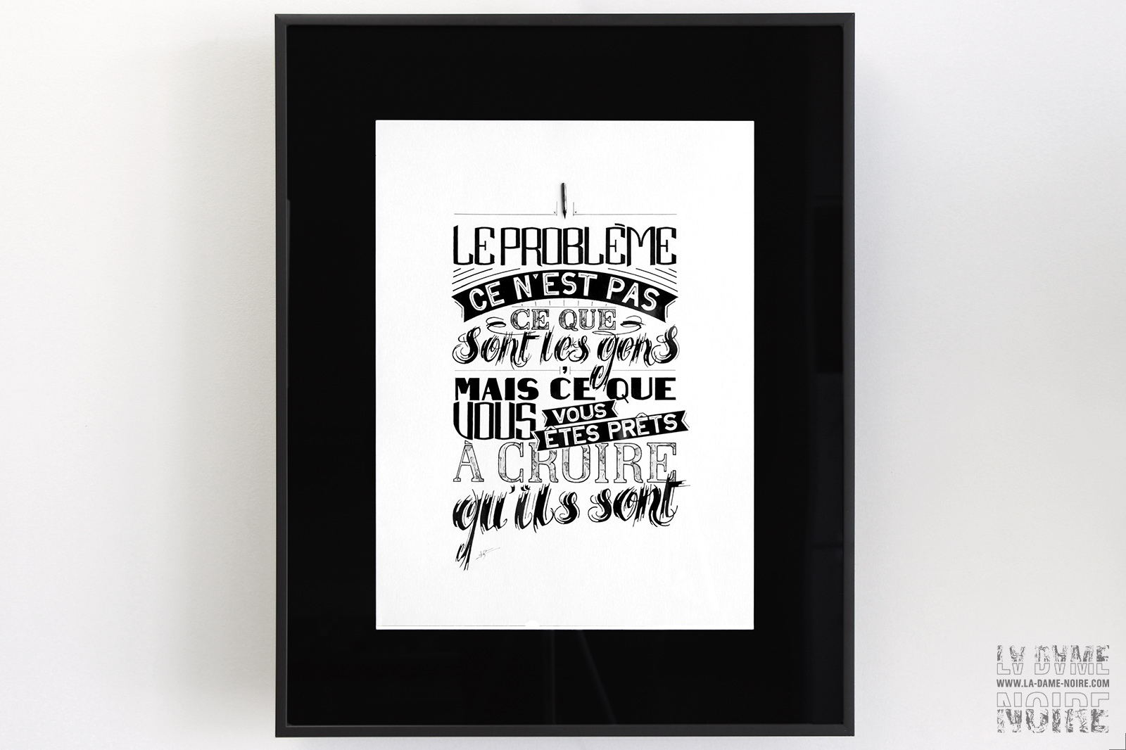 Dessin typographique avec la citation : Le Problème ce n'est pas ce que sont les gens mais ce que vous, vous êtes prêts à croire qu'ils sont